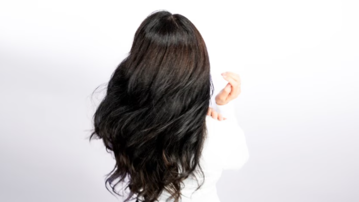 Трябва ли да оставите косата си да изсъхне на въздух или да я изсушите със сешоар ? Кое е наистина по-добро за косата ви?