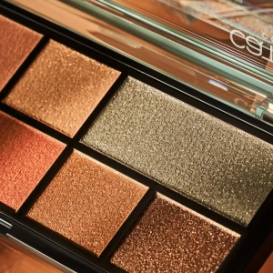Catrice The Cozy Earth eyeshadow palette    Палитра сенки за очи с 8 цвята - 9 g