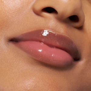 Essence Dulce De Leche Bomb Shiny Lipgloss 01 Cream Come True Гланцът за устни със златист блясък, 10ml