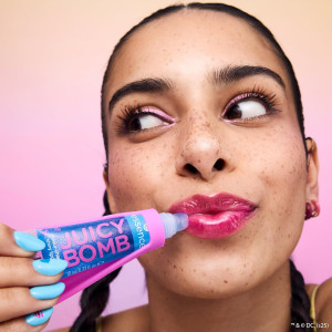 Essence Juicy Bomb Superman  Lip Gloss Гланц за устни, променящ цвета си, син, ефект,  веган, без парабени, 10ml