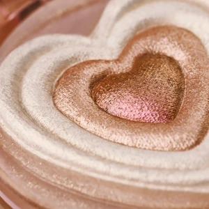 Essence Love It A Chocolate Lot! Highlighter Glaze, No. 01 Хайлайтър с неустоим блясък с нотка на шоколад, 6g