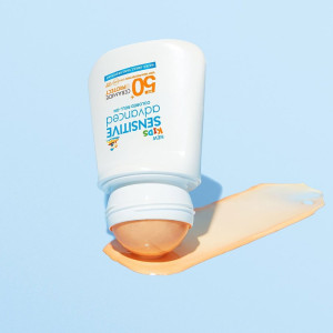 Garnier Ambre Solaire Kids Sensitive Roll-On SPF 50+  Слънцезащитният цветен рол-он за деца, устойчив на вода, 50ml