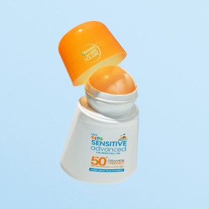 Garnier Ambre Solaire Kids Sensitive Roll-On SPF 50+  Слънцезащитният цветен рол-он за деца, устойчив на вода, 50ml