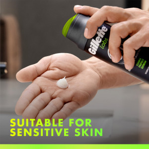 Gillette Labs 3in1 Gel Sensitive Skin Гел за бръснене за мъже с витамин B3 и морски водорасли, охлажда, 198ml