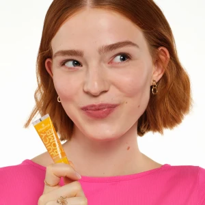 Juicy Bomb Shiny Lipgloss 109 Bee Mine Блестящият гланц за устни в  златист меден нюанс с фини блестящи частици