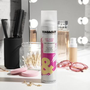 Toni & Guy Sky High Volume Dry Shampoo Hair Spray  Сух Шампоан за обем , 250ml